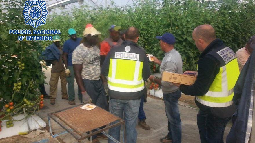 Los trabajadores siendo identificados por la Policía