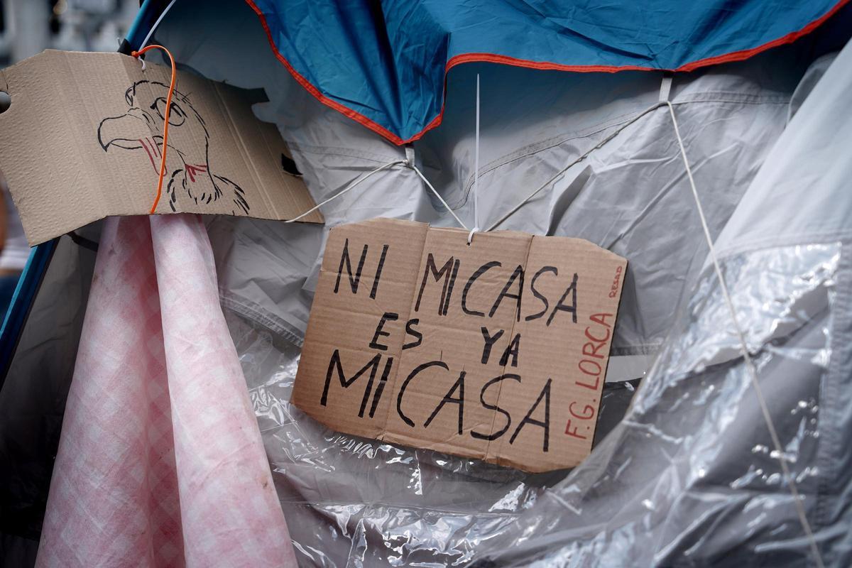 Acampada en la Puerta del Sol en protesta por la situación de la vivienda en España.