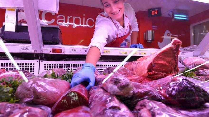 Venta de carne de toro en la carnicería del supermercado Moldes en 2014. // Gustavo Santos