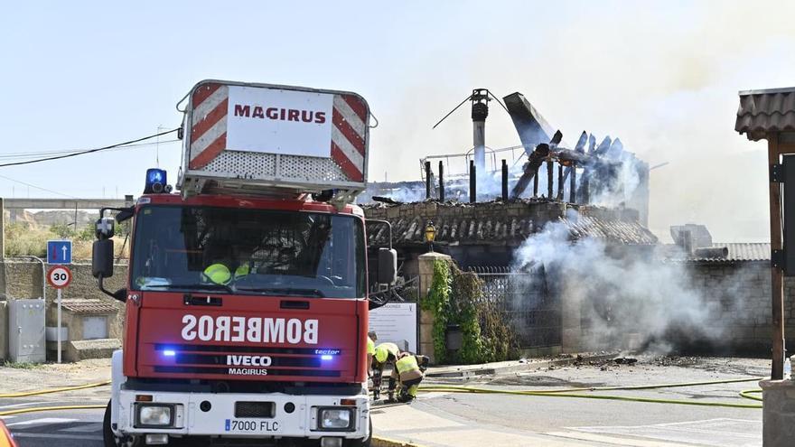 Vídeo | Los bomberos trabajan en la extinción del incendio en el restaurante La Junquera de Zaragoza