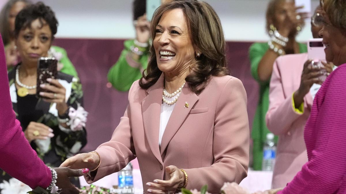 Kamala Harris habla en la convención anual de la organización Hermandad Alpha Kappa Alpha, dedicada al avance de las mujeres y niñas negras, el pasado 10 de julio en Dallas.