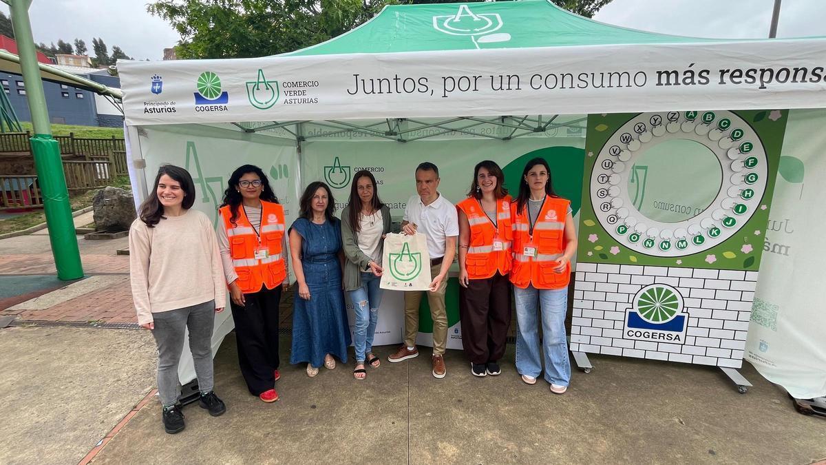 El alcalde de Corvera, Iván Fernández, en la carpa de Cogersa junto a sus trabajadoras.