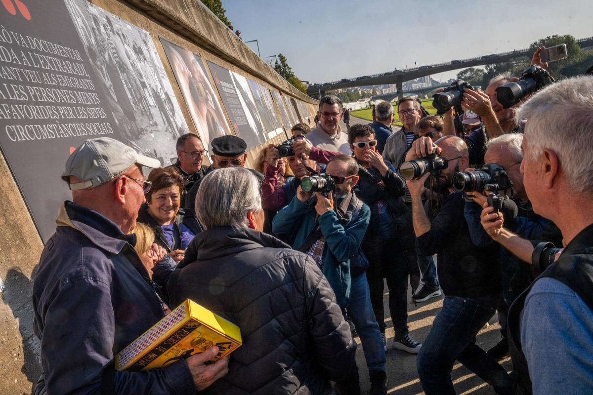 Catalunya Mirades Solidàries ha celebrado un homenaje póstumo al fotógrafo Joan Guerrero en Santa Coloma de Gramenet. La asociación ha inaugurado una exposición de Guerrero en el Parc Fluvial del Besòs y ha entregado el I Premio Joan Guerrero al fotógrafo brasileño Sebastiao Salgado. Catalunya Mirades Solidàries ha celebrado un homenaje póstumo al fotógrafo Joan Guerrero en Santa Coloma de Gramenet. La asociación ha inaugurado una exposición de Guerrero en el Parc Fluvial del Besòs y ha entregado el I Premio Joan Guerrero al fotógrafo brasileño Sebastiao Salgado.