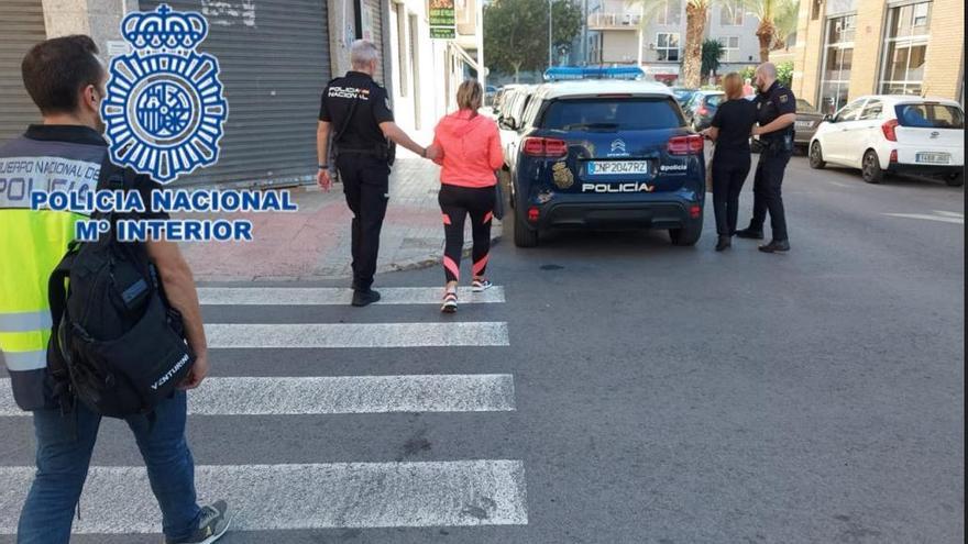 La mujer de 58 años robaba en las taquillas de su gimnasio y en el registro en su piso se halló cocaína y diez mil euros