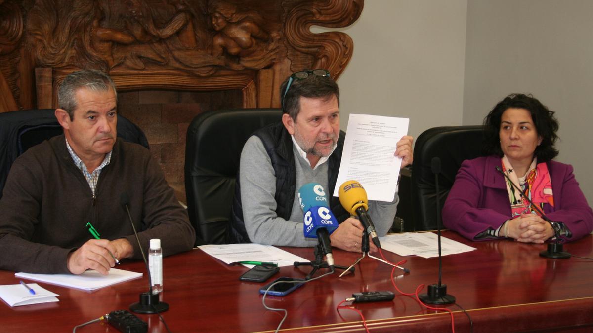 Juan Marín, centro, durante la reunión que mantenía con los regantes de Lorca, este jueves.