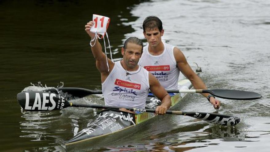 El cántabro Julio Martínez (i), muestra un dorsal con el número de sus triunfos en el río tras ratificar hoy su reinado en el Descenso Internacional del Sella al adjudicarse su undécimo triunfo en K-2, en esta ocasión junto al palista asturiano Miguel Fernández Castañón (d), conocido como &quot;Joya&quot;. La edición número 73 del Descenso Internacional del Sella, disputada hoy entre Arriondas y Ribadesella, ha sido una auténtica exhibición de la embarcación ganadora, que ha establecido un nuevo récord de la prueba con un tiempo de 1 hora, 1 minuto y 14 segundos . EFE/ALBERTO MORANTE