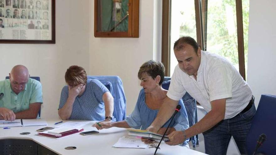 Tomás Cueria, en el momento de dejar su puesto como alcalde, con los ediles del PSOE Miguel Fernández, Pilar Ruiz y Rocío Allande cabizbajos.