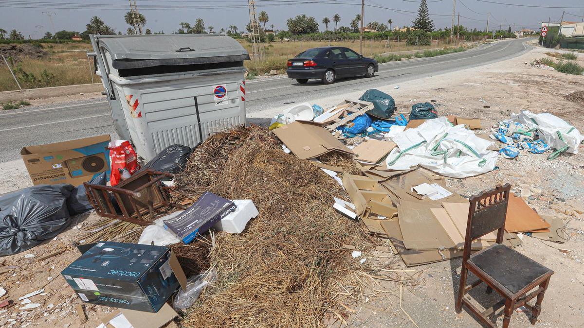 Un camino de Elche, con basura fuera del contenedor