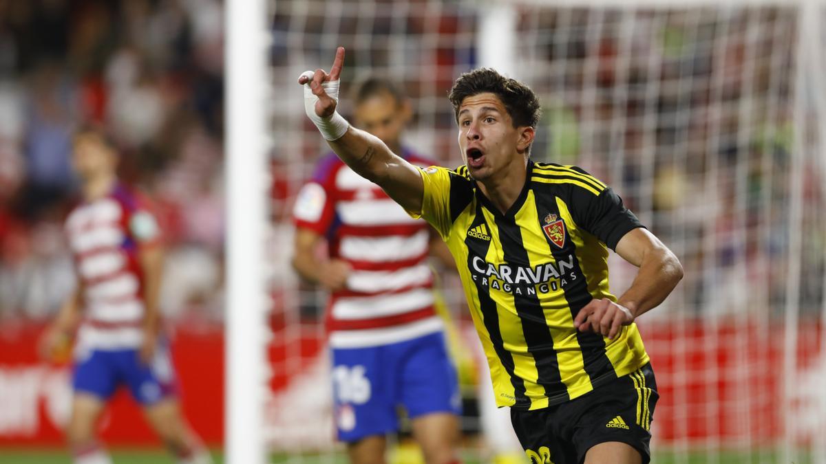 Giuliano Simeone señala al asistente tras ver su gol anulado ante el Granada.