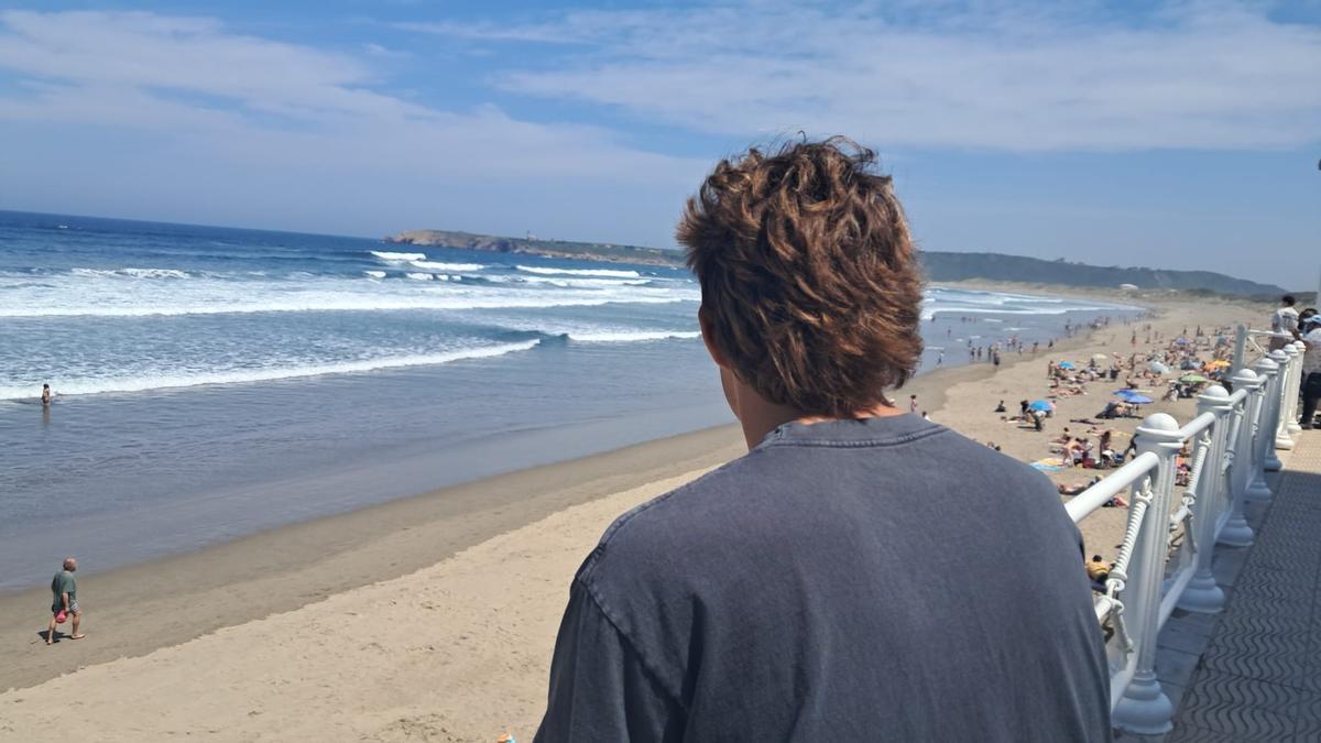El socorrista, de espaldas para preservar su anonimato, en Salinas, este martes