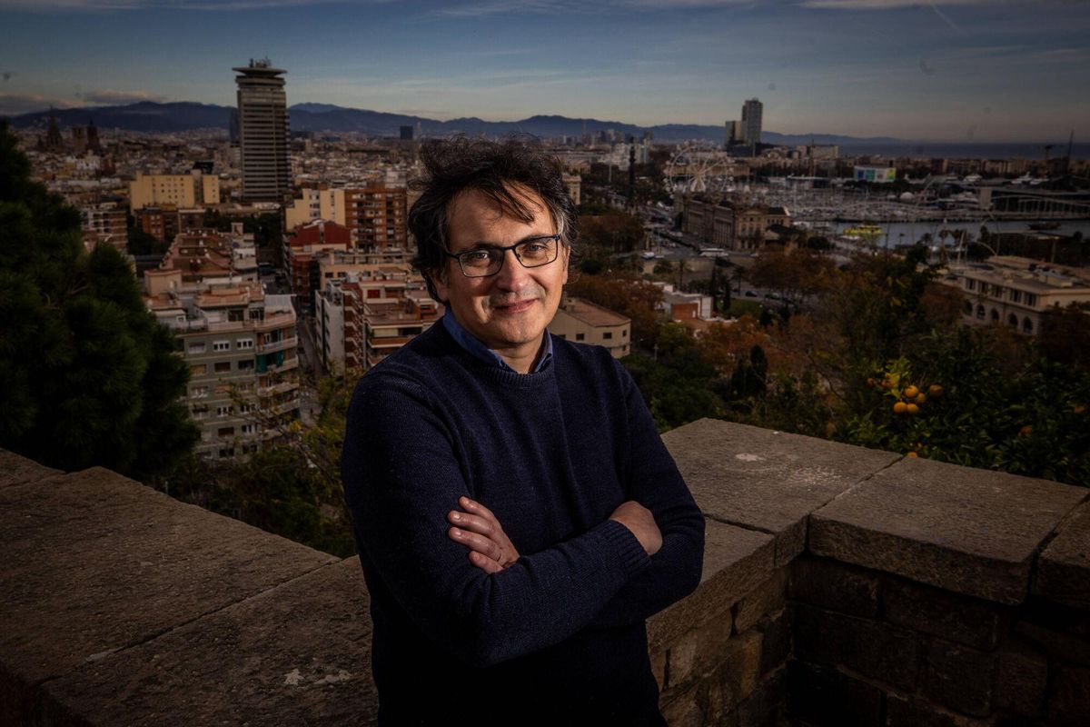 Gonzalo Torné retratado en Montjuic. "Defiendo la novela edificante, de la que sales mejor, más perceptivo, más sensible”, afirma.