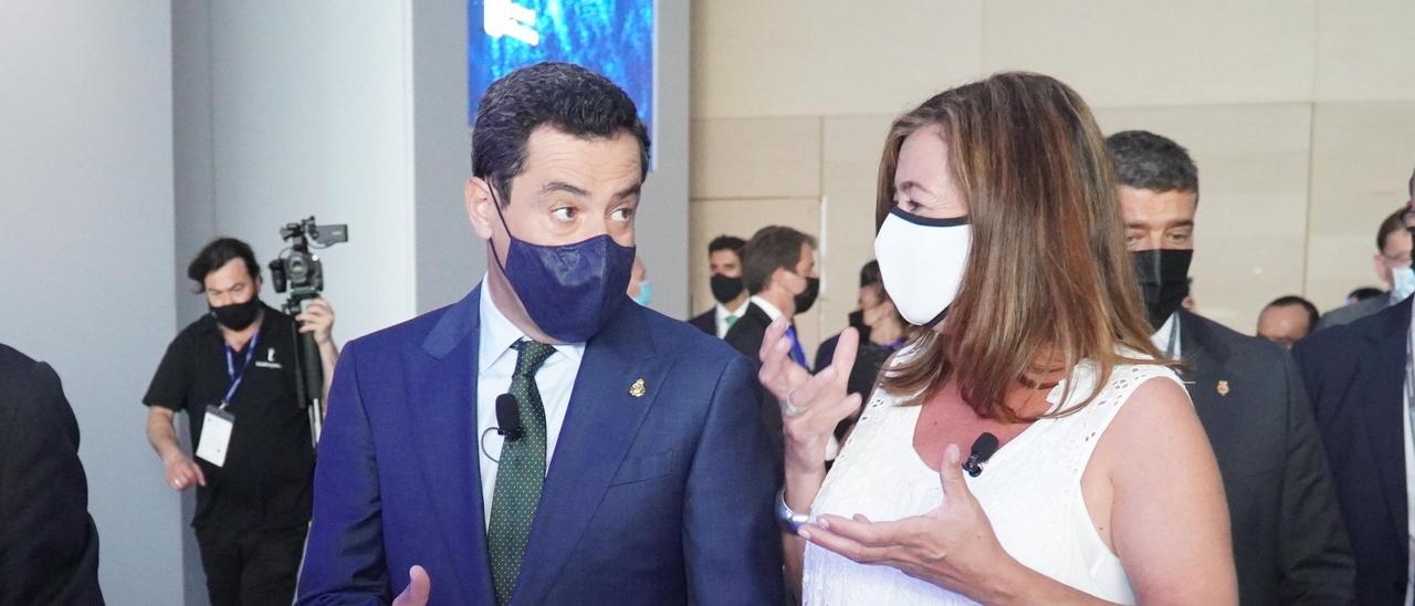 El presidente de Andalucía, Juanma Moreno, junto a la presidenta balear, Francina Armengol.