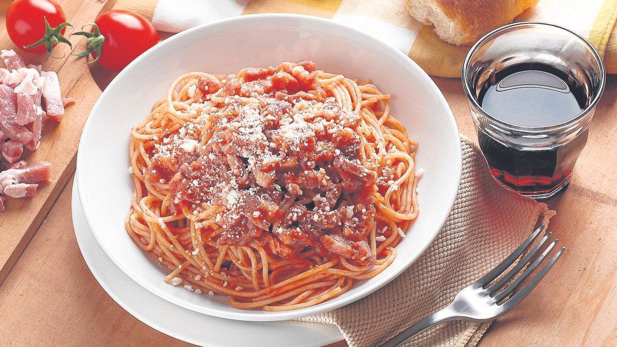 Un plato de espaguetis.