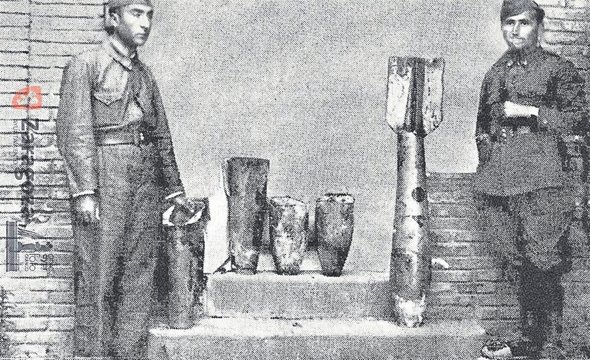 Unos soldados posan con los restos de los proyectiles que cayeron sobre el templo.