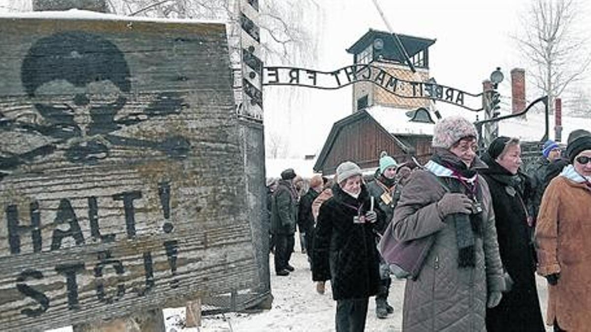 Supervivientes del Holocausto acuden a la ceremonia de la liberación del campo de Auschwitz, ayer.