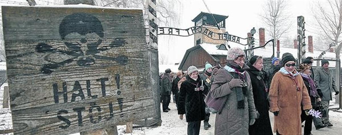 Supervivents de l’Holocaust assisteixen a la cerimònia de l’alliberament del camp d’Auschwitz, ahir.