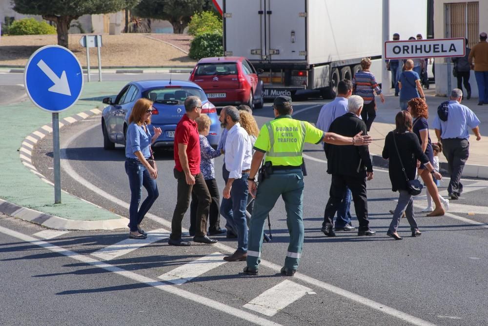 Afluencia masiva de visitantes al cementerio de Orihuela