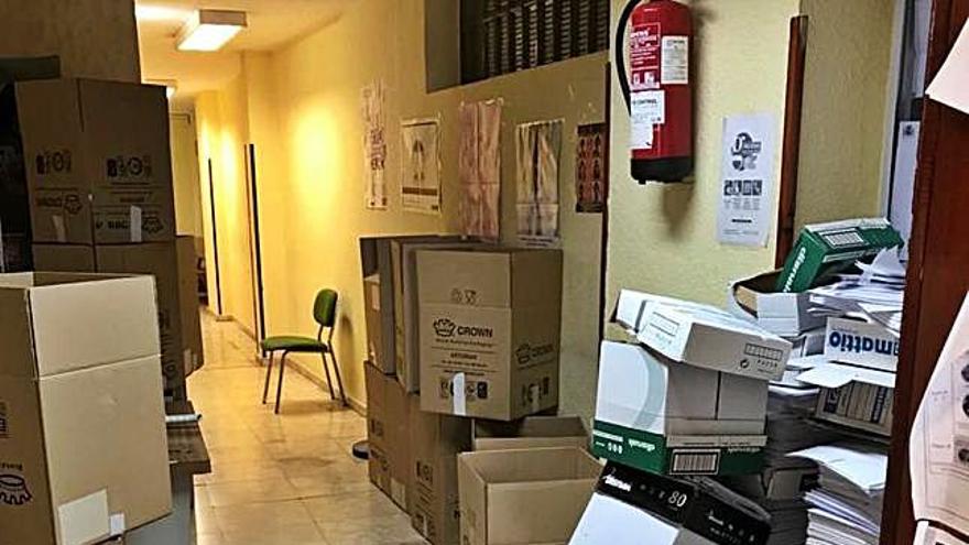 Detalle de las cajas acumuladas en el interior de las dependencias.