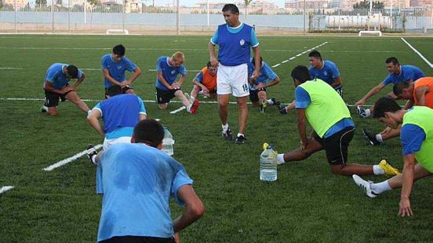 Mario Barrera, dirigiendo un entrenamiento de su equipo.