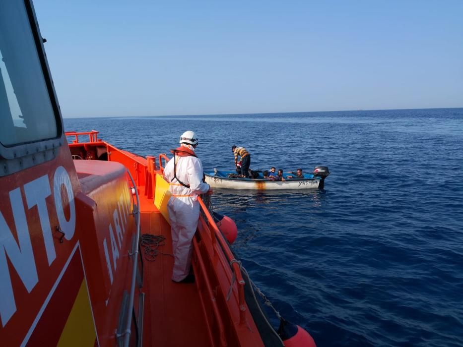 Localizan una patera con siete inmigrantes a 35 millas de la costa de Alicante