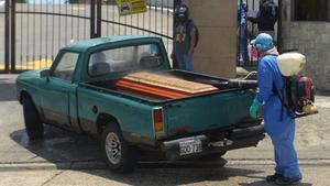 AME9499. GUAYAQUIL (ECUADOR), 01/04/2020.- Féretros con fallecidos que debían ser recogidos por las autoridades para ser enterrados, son desinfectados este miércoles a su llegada a un cementerio de Guayaquil (Ecuador). La fulminante propagación del coronavirus en la zona de Guayaquil, una de las ciudades del mundo más castigadas por el coronavirus per cápita, ha creado una situación de abandono de cadáveres que las autoridades tratan de resolver. EFE/Marcos Pin