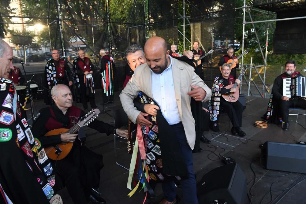 El portavoz municipal, José Manuel Lage Tuñas, fue el encargado de dar el pregón en una jornada con la música de La Tuna de Veteranos.