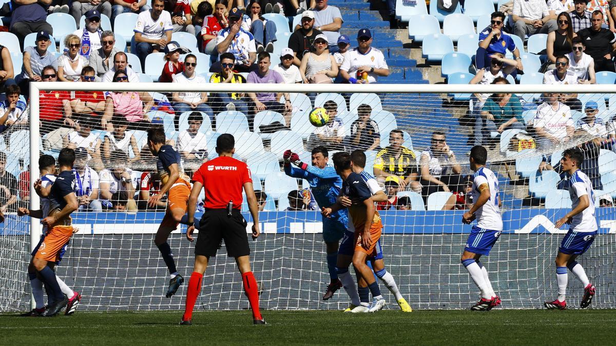 Cristian Álvarez despeja un balón con los puños en un momento del partido.