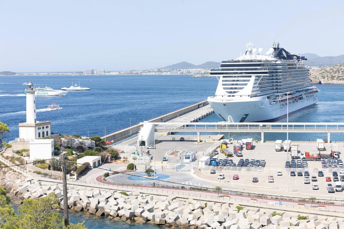 Los cruceristas arribados a Botafoch de Ibiza, en imágenes