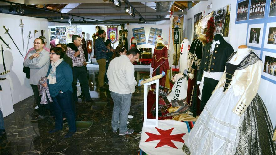 Vecinos de la localidad visitando la exposición