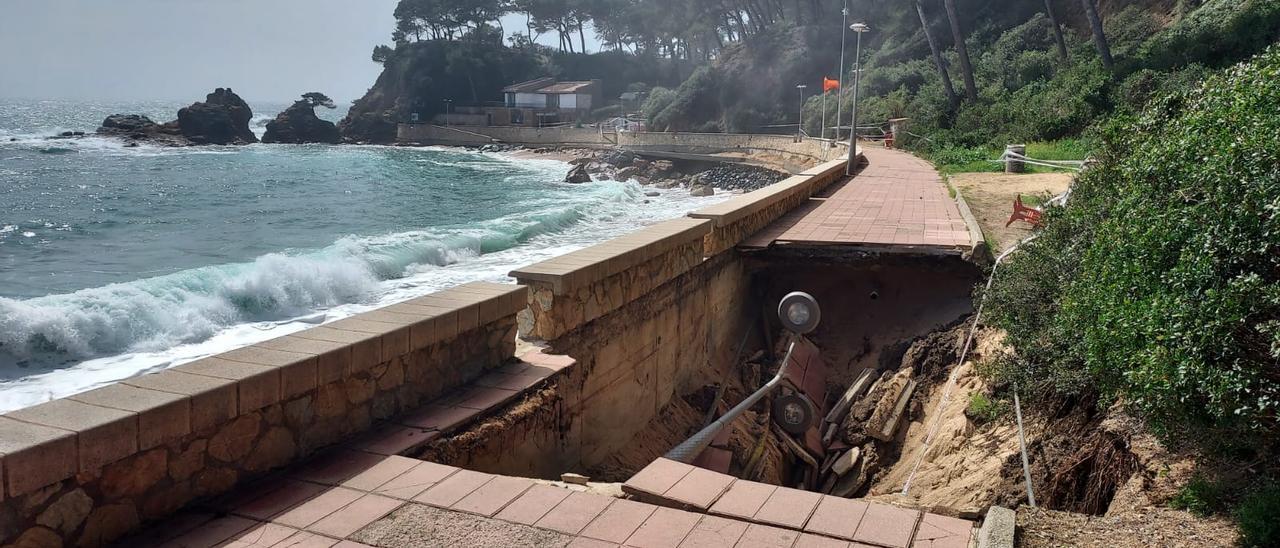 El temporal de mar impacta amb força a Lloret de Mar.