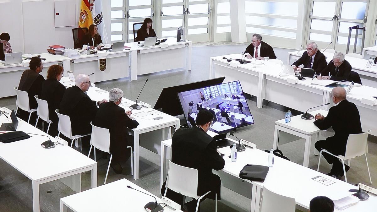 Vista general del juicio por el accidente del Alvia visto desde la pantalla por la que los medios de comunicación lo observan, en la Cidade de la Cultura de Santiago de Compostela, a 6 de octubre de 2022, en Santiago de Compostela, A Coruña (España). El a