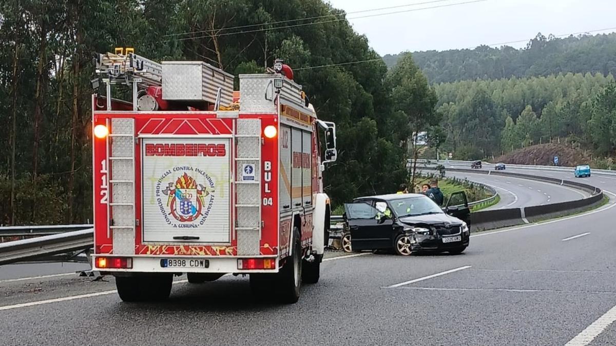 Bomberos de Ribeira auxiliando a las heridas en el accidente en la AG-11.