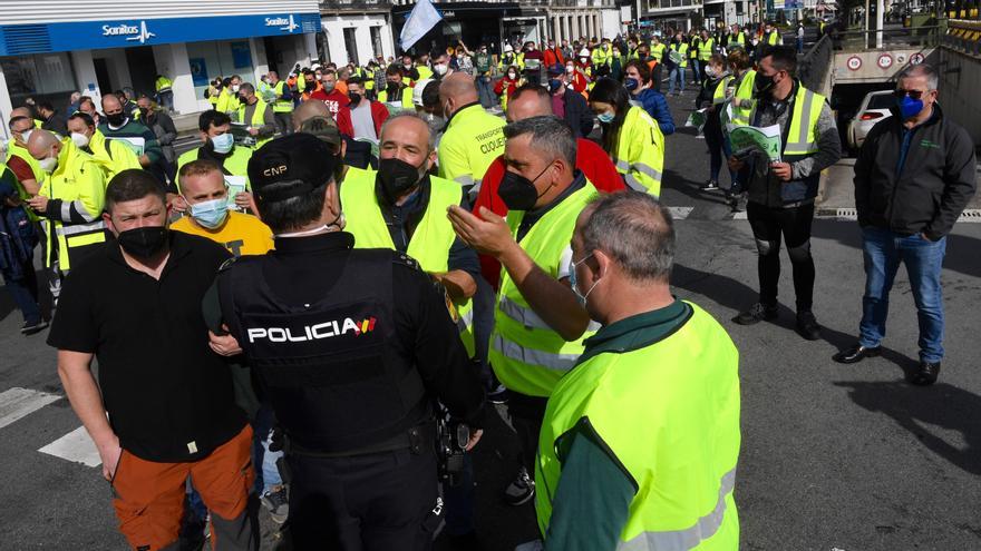 Trabajadores de Ence y transportistas se movilizan en A Coruña para exigir garantías de empleo