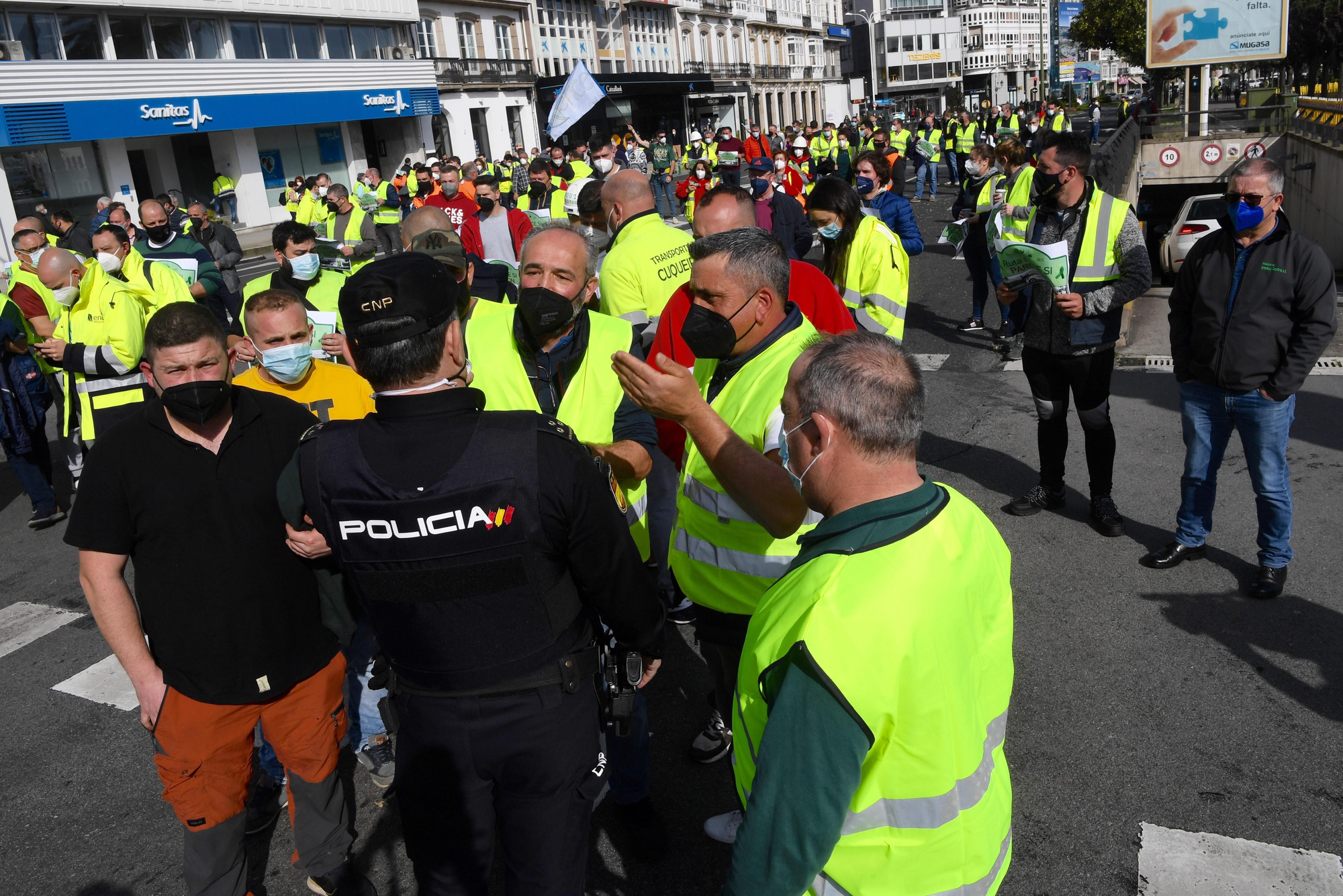 Trabajadores de Ence y transportistas se movilizan en A Coruña para exigir garantías de empleo