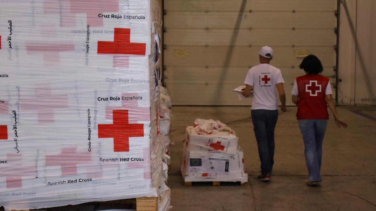 Así salen desde Gran Canaria las 45 toneladas de ayuda humanitaria de Cruz Roja rumbo a Venezuela