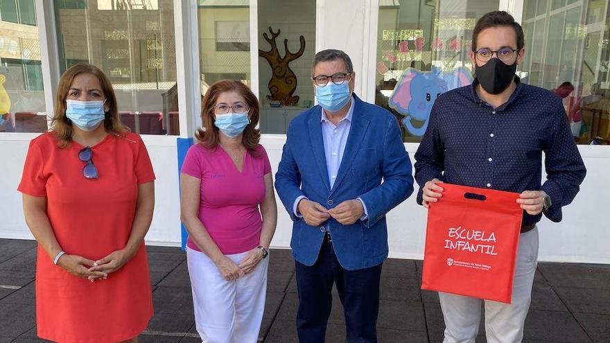 El alcalde veleño, Antonio Moreno Ferrer, durante la visita a una escuela infantil.