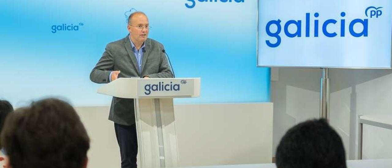 Más Galicia, menos PP  |  El Partido Popular de Galicia ha renovado su imagen corporativa. El nuevo logotipo reduce el tamaño de sus siglas al mínimo y da todo el protagonismo al nombre &quot;Galicia&quot;. La apariencia recuerda a la imagen del PP nacional, pero sustituye &quot;Populares&quot; por &quot;Galicia&quot;. Preguntado si la marca PP ya no vende, el secretario xeral gallego, Miguel Tellado, lo negó, aunque admitió que el logotipo refleja la postura de la formación autonómica: &quot;primero Galicia y las siglas, después&quot;.