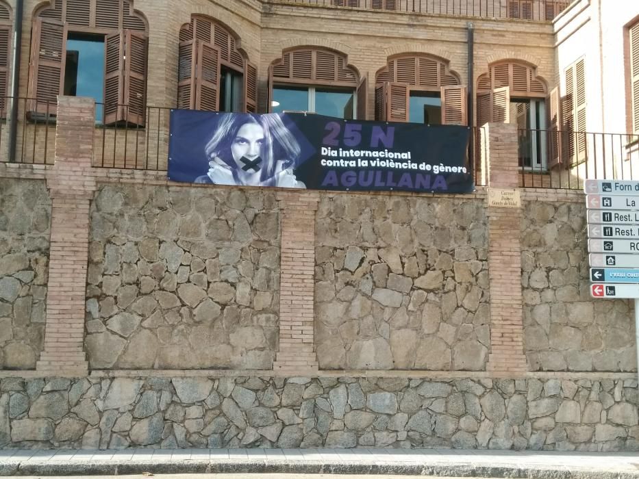 L'Ajuntament d'Agullana penja una pancarta a la façana contra la violència masclista