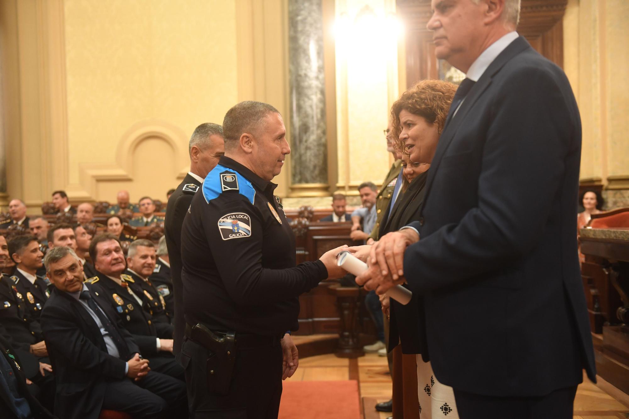 Homenaje a los policías locales de A Coruña que llevan 20 años en el cuerpo