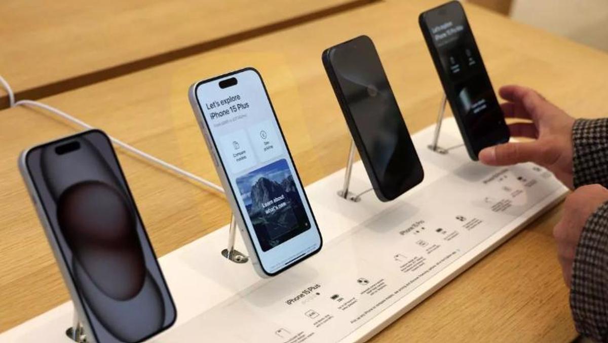 Imatge d'arxiu d'una botiga d'electrònica venent models d'iPhone