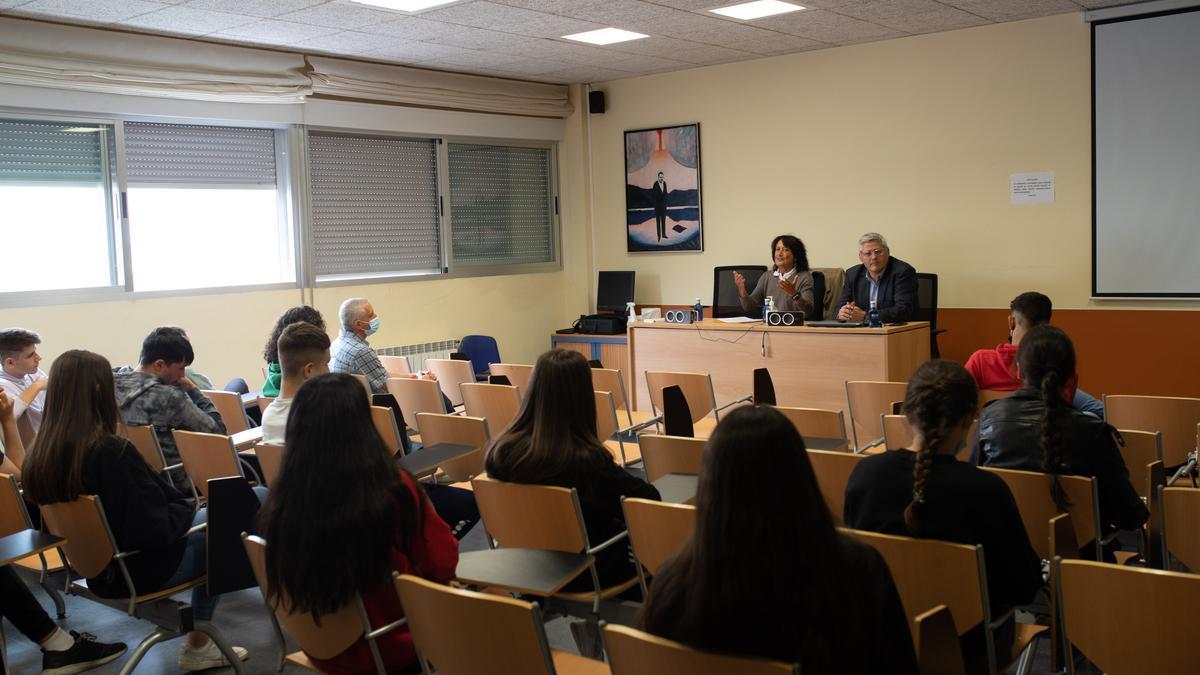 Conferencia de Elisa Delibes sobre la figura de su padre en el IES Poeta Claudio Rodríguez.