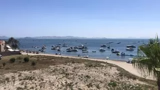 Primeras sanciones y más vigilancia por las aglomeraciones de barcos en las playas del Mar Menor