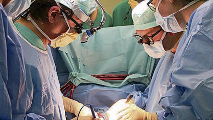 Cirujanos operan del corazón a un paciente en el Hospital de A Coruña.