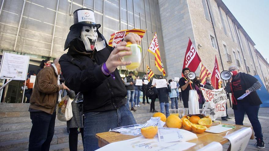 Els treballadors d&#039;Eurest concentrats davant la Delegació de la Generalitat, aquest matí.