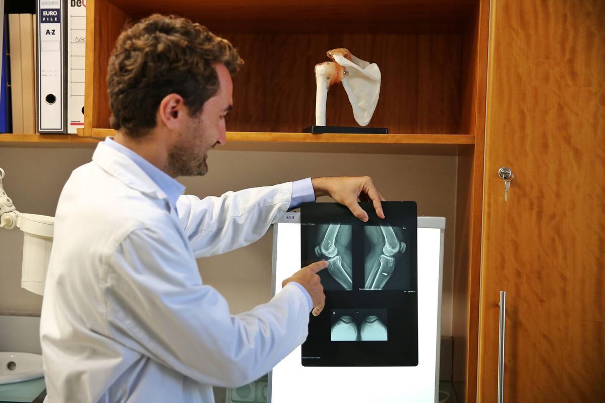 Barselona 28.10.2025 Doktor Francisco Castro, BCN Teknon Tıp Merkezi Romatoloji bölümü başkanı. Bu bir röportaj için değil, gençlerde osteoartrit hakkında bir rapor için, elinizde veya bilgisayarınızda 'gençlerde osteoartrit'in yer aldığı bir yayın veya fotoğraf bulundurmanızı istedim, FOTOĞRAF ELISENDA PONS