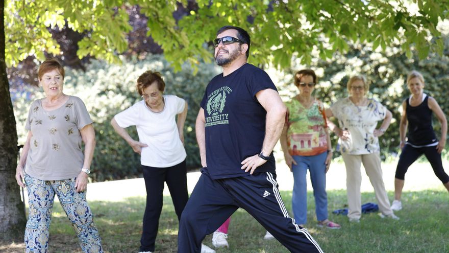 En Avilés el taichí se convierte en un aliado frente a la osteoporosis