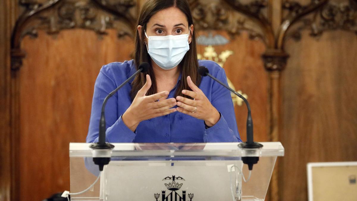 Elisa Valía interviene en el palacio de Exposición durante un evento institucional.