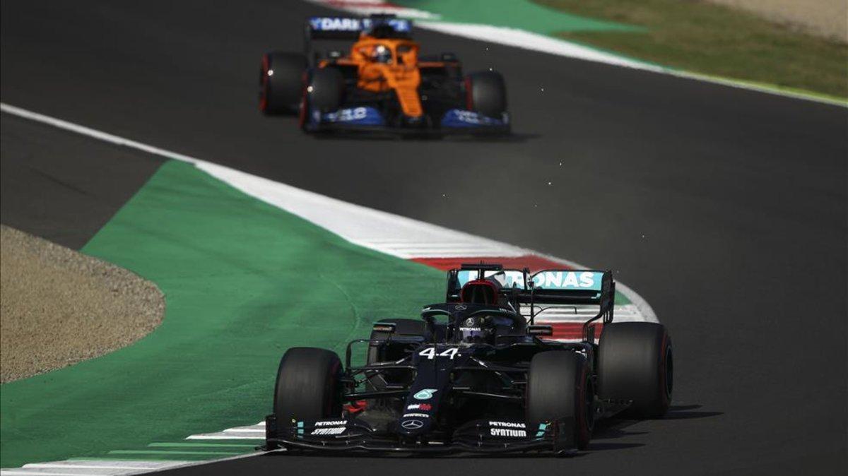 Hamilton con Sainz en su parte trasera.