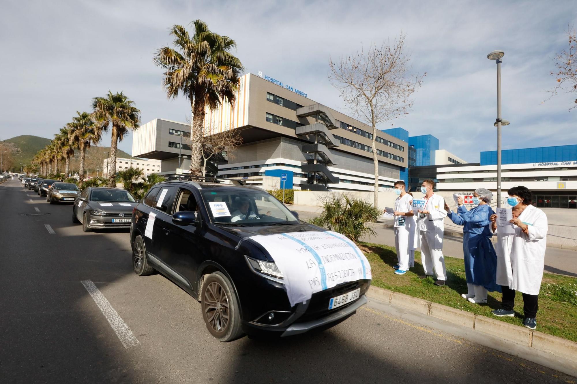 Una caravana reclama en las calles de Ibiza mejoras salariales para los sanitarios