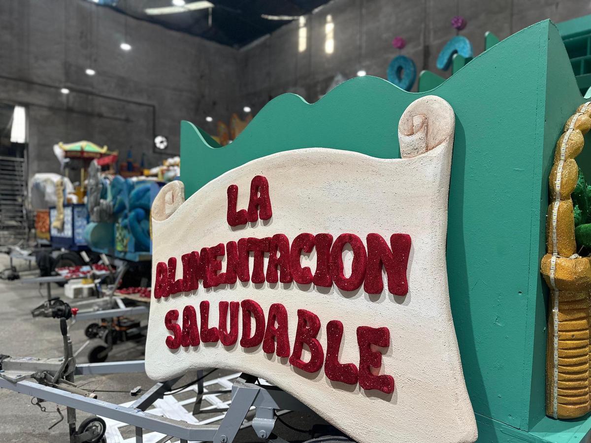 La nueva carroza de 'La alimentación saludable', en la nave del Porvenir.